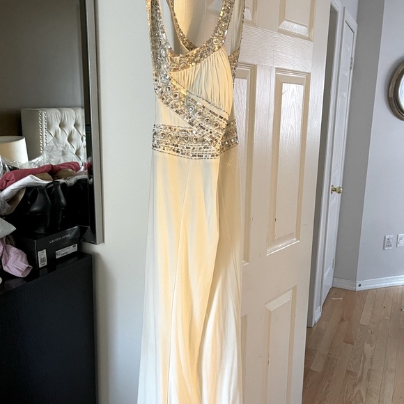 Beautiful white Gown - Picture 1 of 2